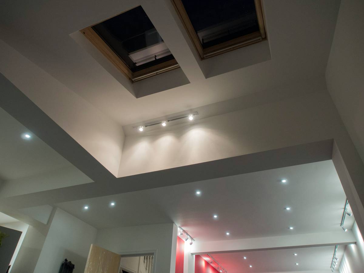 Diagram showing correct recessed lighting fixtures meaning through spacing and beam angle in a living room